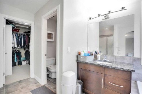 70 Royal Ridge Manor Nw, Calgary, AB - Indoor Photo Showing Bathroom