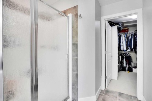 70 Royal Ridge Manor Nw, Calgary, AB - Indoor Photo Showing Bathroom