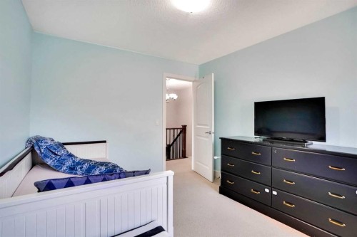 70 Royal Ridge Manor Nw, Calgary, AB - Indoor Photo Showing Bedroom