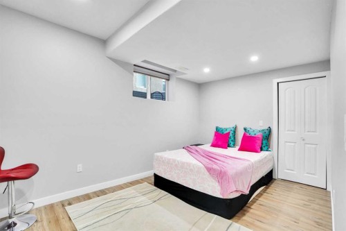 70 Royal Ridge Manor Nw, Calgary, AB - Indoor Photo Showing Bedroom