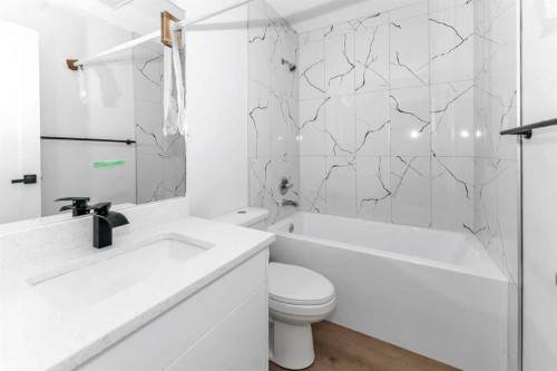 915 Pinecliff Drive Ne, Calgary, AB - Indoor Photo Showing Bathroom