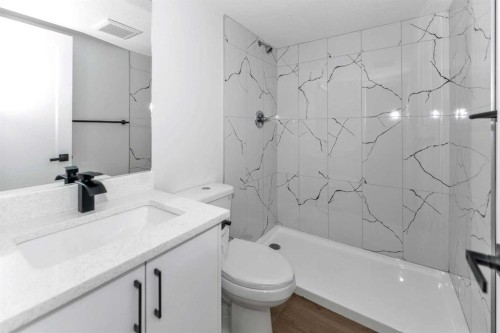 915 Pinecliff Drive Ne, Calgary, AB - Indoor Photo Showing Bathroom