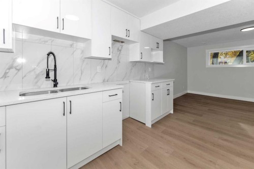 915 Pinecliff Drive Ne, Calgary, AB - Indoor Photo Showing Kitchen With Double Sink