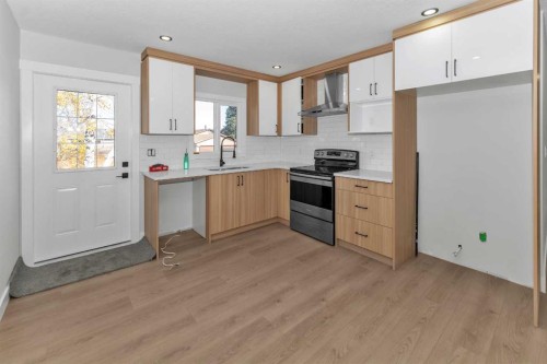 915 Pinecliff Drive Ne, Calgary, AB - Indoor Photo Showing Kitchen