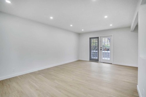 6116 Buckthorn Road Nw, Calgary, AB - Indoor Photo Showing Other Room