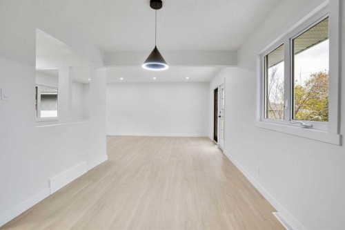 6116 Buckthorn Road Nw, Calgary, AB - Indoor Photo Showing Other Room