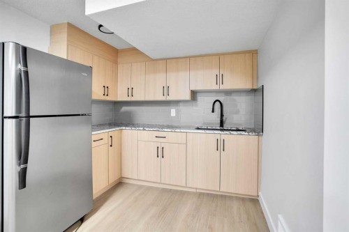 6116 Buckthorn Road Nw, Calgary, AB - Indoor Photo Showing Kitchen