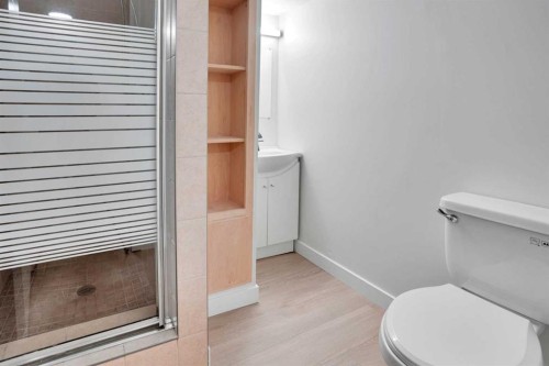 6116 Buckthorn Road Nw, Calgary, AB - Indoor Photo Showing Bathroom