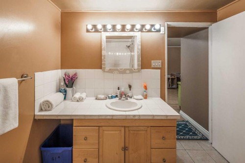 112 Shawmeadows Crescent Sw, Calgary, AB - Indoor Photo Showing Bathroom