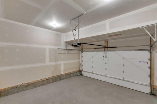 31 Sugarsnap Gardens Se, Calgary, AB - Indoor Photo Showing Garage