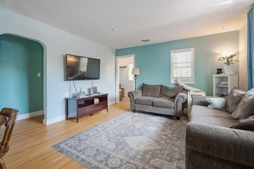 841 E Nanton Street, Carstairs, AB - Indoor Photo Showing Living Room