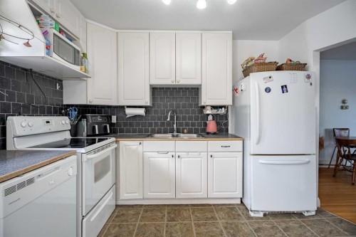 841 E Nanton Street, Carstairs, AB - Indoor Photo Showing Kitchen With Double Sink