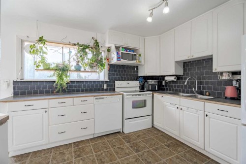 841 E Nanton Street, Carstairs, AB - Indoor Photo Showing Kitchen With Double Sink