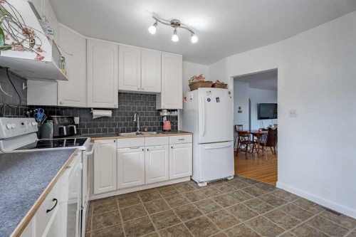 841 E Nanton Street, Carstairs, AB - Indoor Photo Showing Kitchen With Double Sink