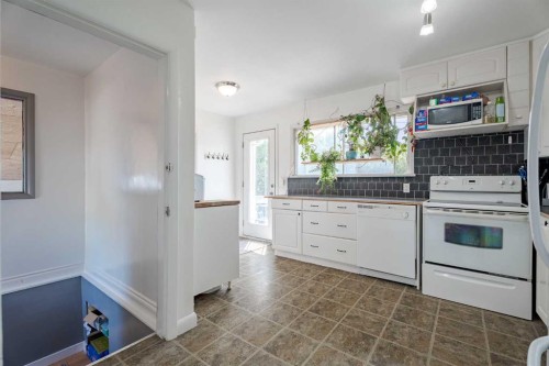 841 E Nanton Street, Carstairs, AB - Indoor Photo Showing Kitchen