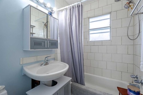 841 E Nanton Street, Carstairs, AB - Indoor Photo Showing Bathroom