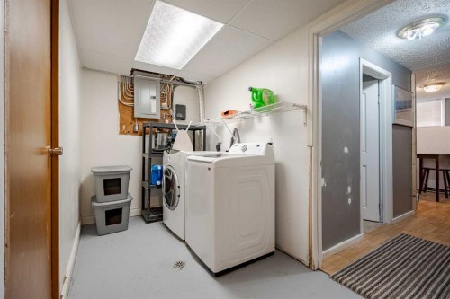 841 E Nanton Street, Carstairs, AB - Indoor Photo Showing Laundry Room