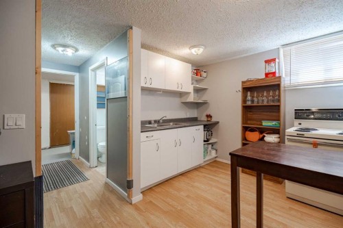 841 E Nanton Street, Carstairs, AB - Indoor Photo Showing Kitchen
