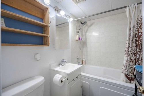 841 E Nanton Street, Carstairs, AB - Indoor Photo Showing Bathroom