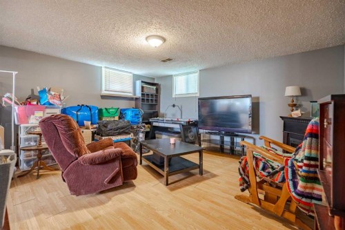 841 E Nanton Street, Carstairs, AB - Indoor Photo Showing Living Room