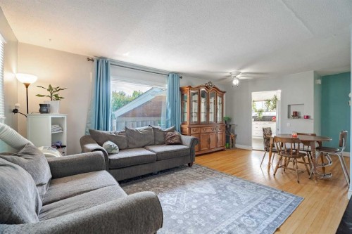 841 E Nanton Street, Carstairs, AB - Indoor Photo Showing Living Room