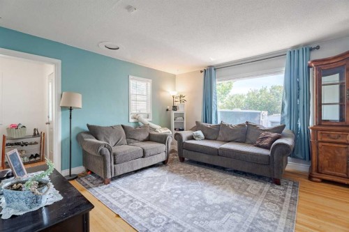 841 E Nanton Street, Carstairs, AB - Indoor Photo Showing Living Room
