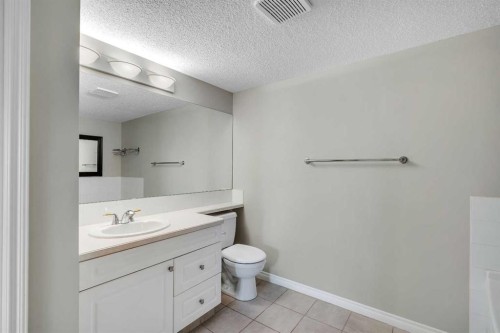 2107-7451 Springbank Boulevard Sw, Calgary, AB - Indoor Photo Showing Bathroom