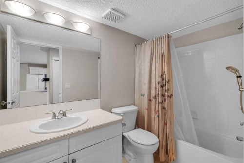 2107-7451 Springbank Boulevard Sw, Calgary, AB - Indoor Photo Showing Bathroom
