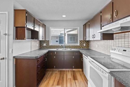 5027 40 Avenue Sw, Calgary, AB - Indoor Photo Showing Kitchen With Double Sink