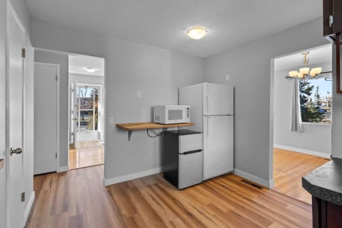 5027 40 Avenue Sw, Calgary, AB - Indoor Photo Showing Kitchen