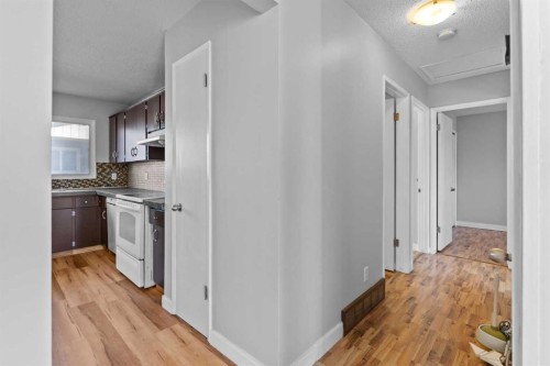 5027 40 Avenue Sw, Calgary, AB - Indoor Photo Showing Other Room