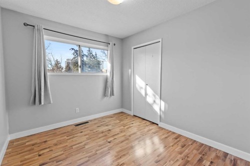 5027 40 Avenue Sw, Calgary, AB - Indoor Photo Showing Other Room