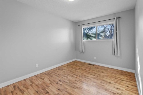 5027 40 Avenue Sw, Calgary, AB - Indoor Photo Showing Other Room