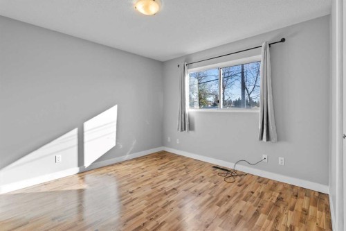5027 40 Avenue Sw, Calgary, AB - Indoor Photo Showing Other Room