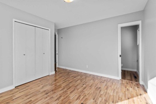 5027 40 Avenue Sw, Calgary, AB - Indoor Photo Showing Other Room