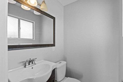 5027 40 Avenue Sw, Calgary, AB - Indoor Photo Showing Bathroom