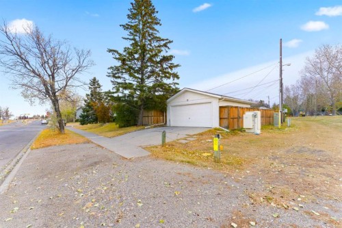 5027 40 Avenue Sw, Calgary, AB - Outdoor