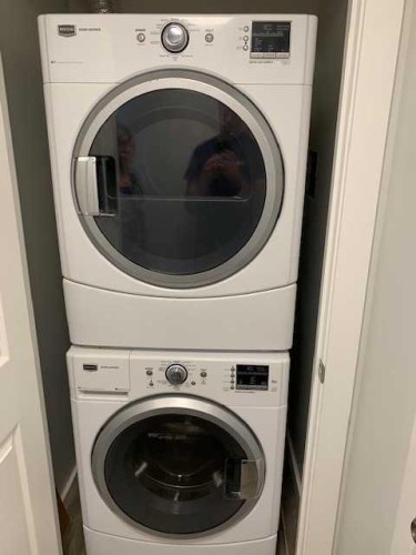 5027 40 Avenue Sw, Calgary, AB - Indoor Photo Showing Laundry Room