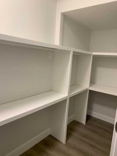 5027 40 Avenue Sw, Calgary, AB - Indoor With Storage