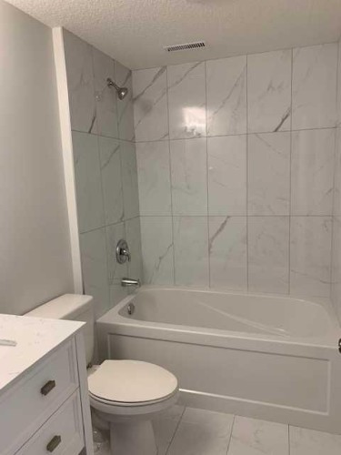 5027 40 Avenue Sw, Calgary, AB - Indoor Photo Showing Bathroom