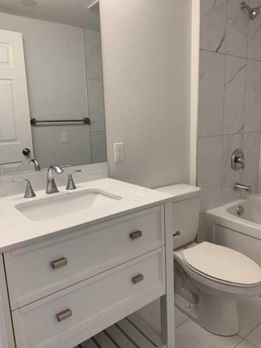 5027 40 Avenue Sw, Calgary, AB - Indoor Photo Showing Bathroom