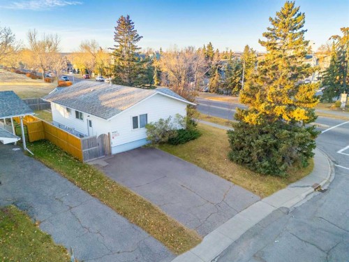 5027 40 Avenue Sw, Calgary, AB - Outdoor With View
