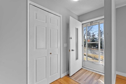 5027 40 Avenue Sw, Calgary, AB - Indoor Photo Showing Other Room