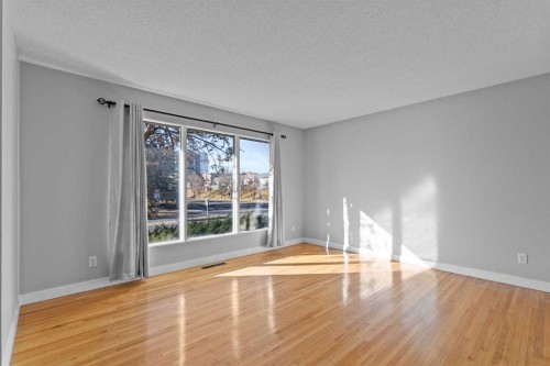 5027 40 Avenue Sw, Calgary, AB - Indoor Photo Showing Other Room