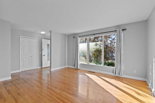 5027 40 Avenue Sw, Calgary, AB - Indoor Photo Showing Other Room