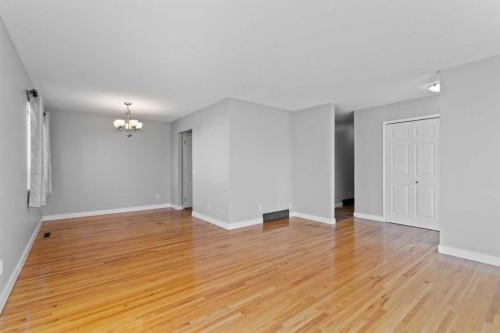 5027 40 Avenue Sw, Calgary, AB - Indoor Photo Showing Other Room