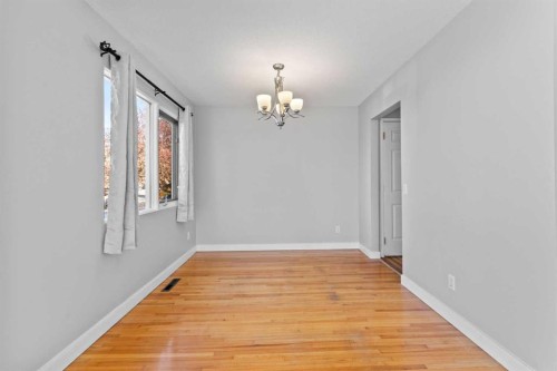 5027 40 Avenue Sw, Calgary, AB - Indoor Photo Showing Other Room