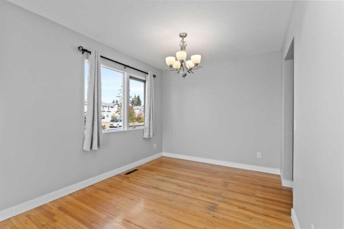 5027 40 Avenue Sw, Calgary, AB - Indoor Photo Showing Other Room