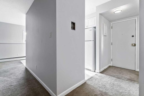 5-366 94 Avenue Se, Calgary, AB - Indoor Photo Showing Other Room