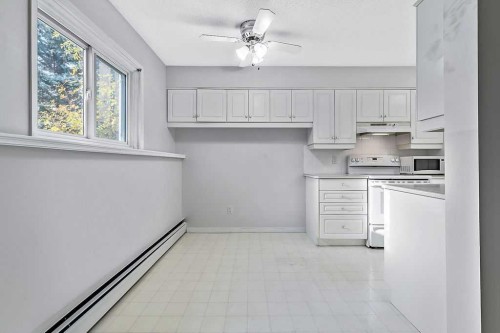 5-366 94 Avenue Se, Calgary, AB - Indoor Photo Showing Kitchen